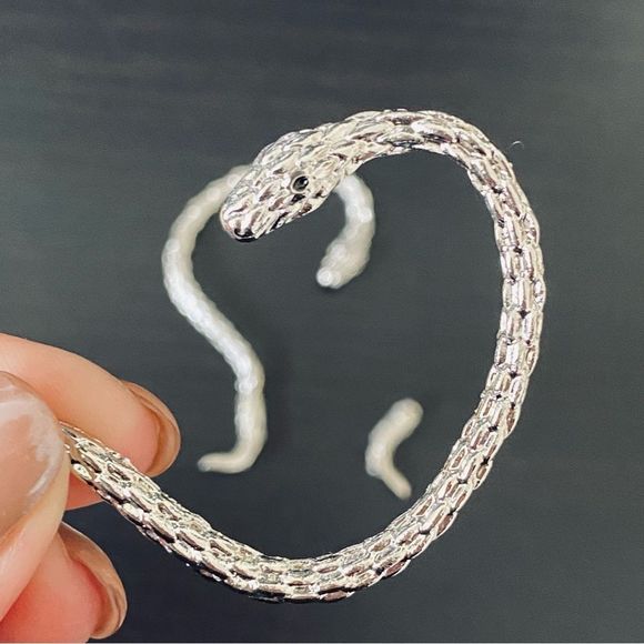 Pair of Silver Tone Snake Ear Cuffs Earrings NWT - Picture 6 of 14